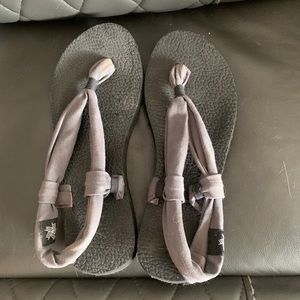 Cloth sandals